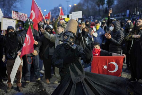 Protesters face off riot policemen during a protest after Istanbul's Mayor Ekrem Imamoglu was arrested and sent to prison, in Istanbul, Turkey, Sunday, March 23, 2025. (AP Photo/Francisco Seco)