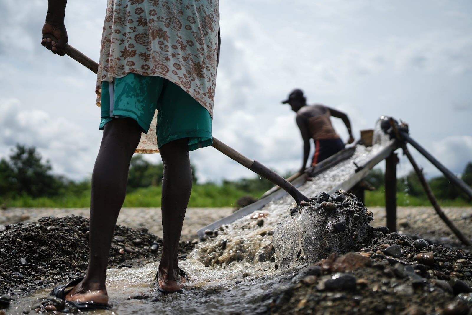 Small-scale miners look for gold at the Atrato River, in Dona Josefa, Colombia, Thursday, Sept. 26, 2024. (AP Photo/Ivan Valencia)