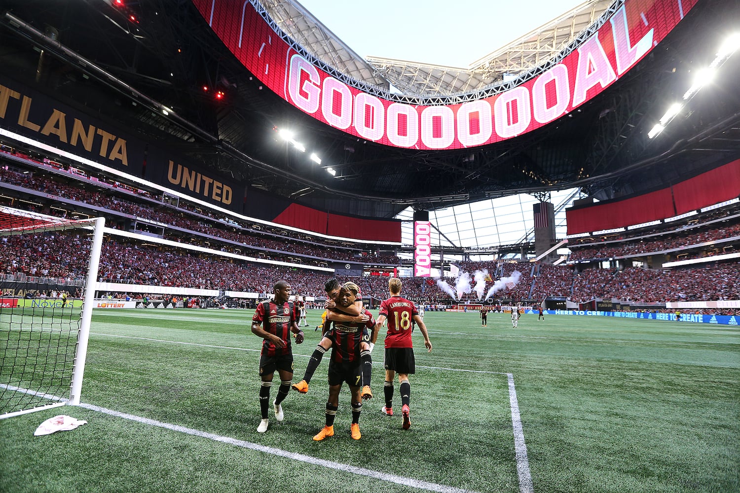 Photos: Mercedes-Benz roof open for Atlanta United match