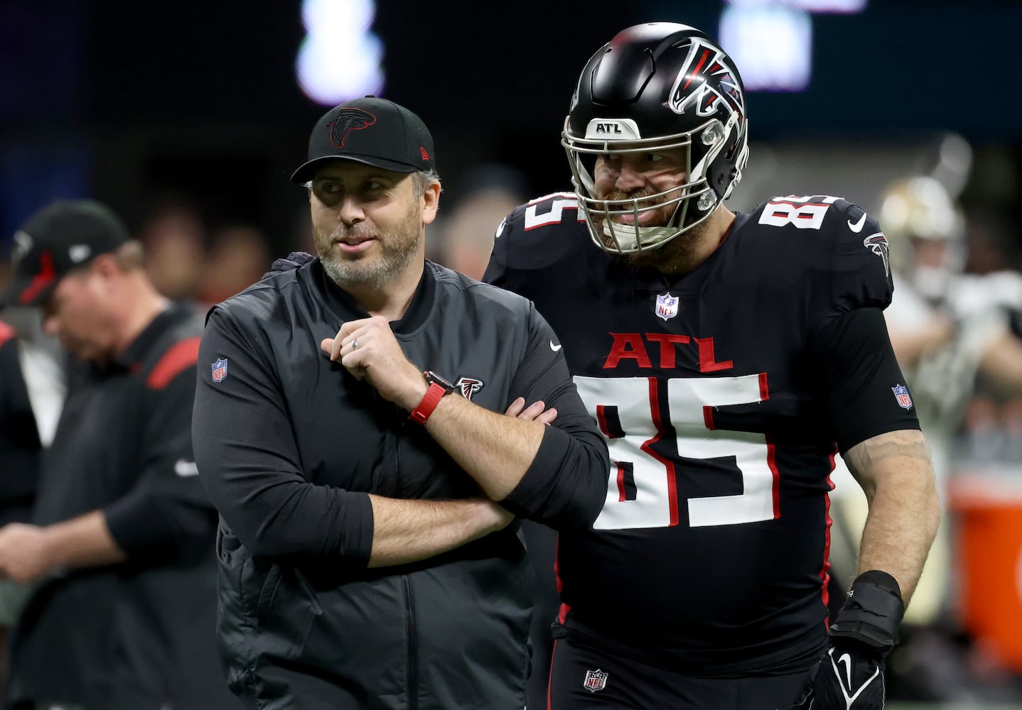 Falcons head coach Arthur Smith talks with tight end Lee Smith (85) before their game against the Saints. (JASON GETZ FOR THE ATLANTA JOURNAL-CONSTITUTION)