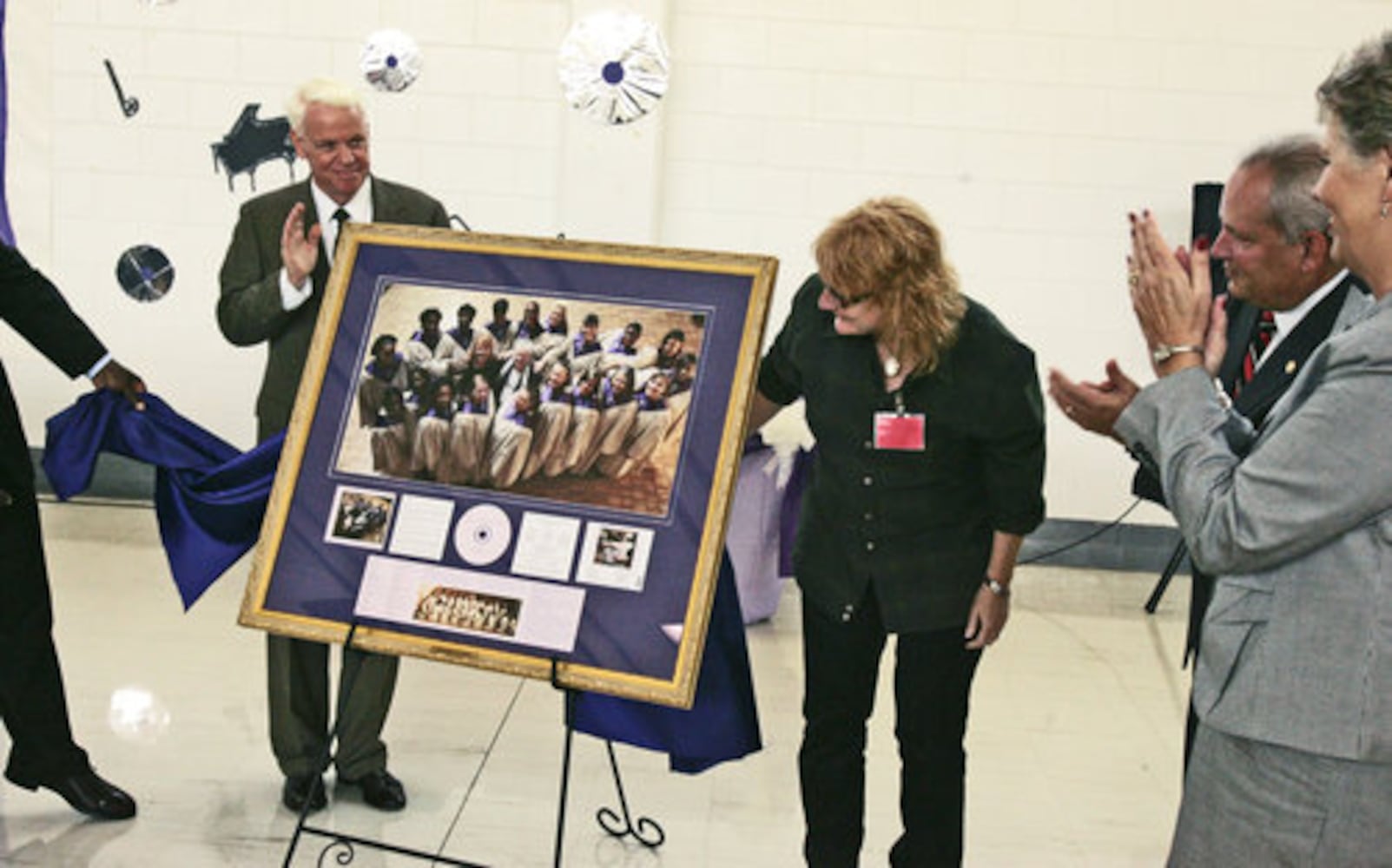 Indigo Girl helps prison choir make CD