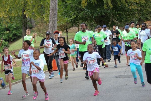 The kids blast off to lead the start of the 5K.