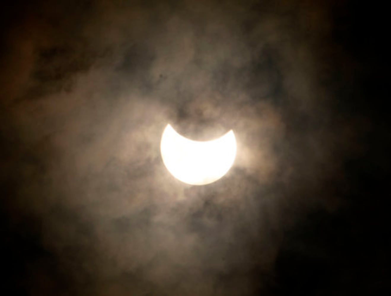 Total eclipse wows Asia