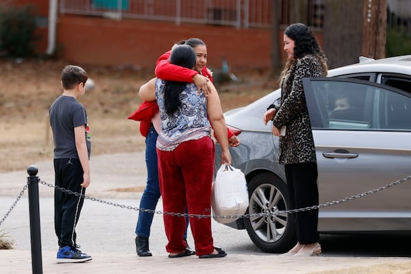 Olga Rodríguez (centro) recibió apoyo de miembros de la iglesia que entregaron alimentos poco después de que agentes de Seguridad Nacional detuvieran a su esposo, Walter Valladares (52), el domingo en Lilburn. (Miguel Martinez/ AJC)