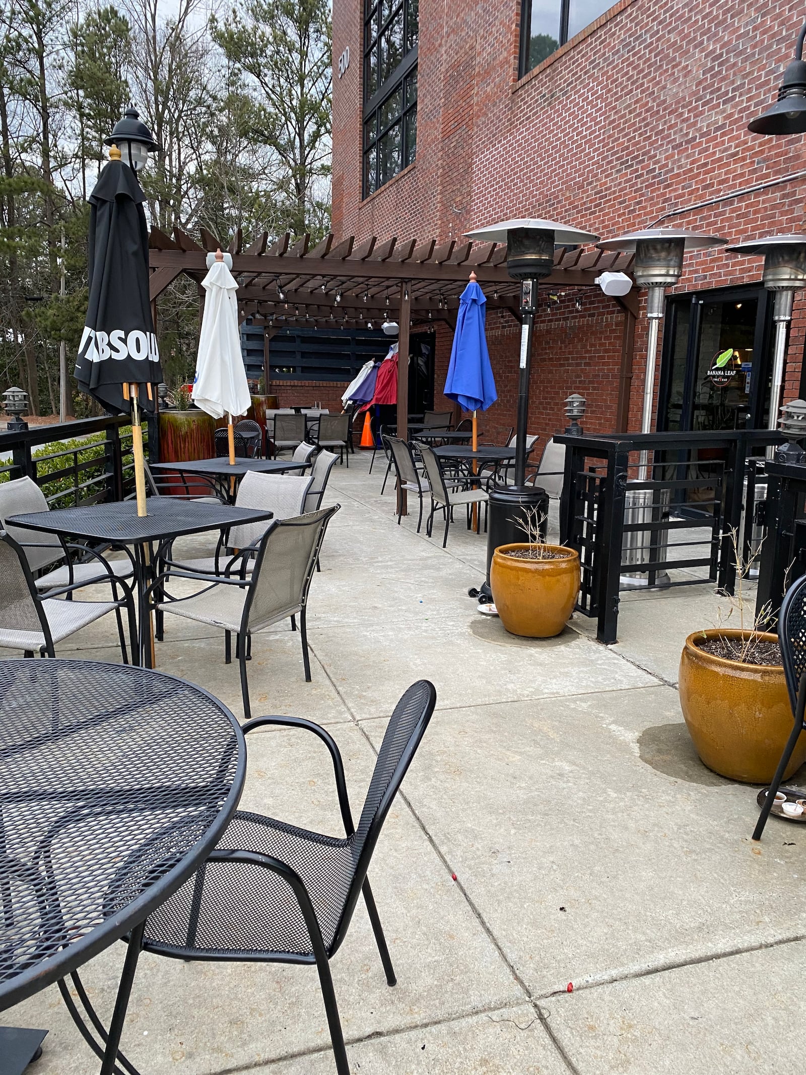 Banana Leaf Thai and Bar in Sandy Springs offers outdoor dining on its patio. Ligaya Figueras/ligaya.figueras@ajc.com
