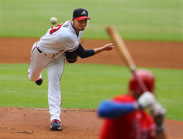 080322 Atlanta:  Atlanta Braves starting pitcher Charlie Morton delivers against the Philadelphia Phillies during the first inning of a MLB baseball game on Wednesday, August 3, 2022, in Atlanta.   “Curtis Compton / Curtis Compton@ajc.com