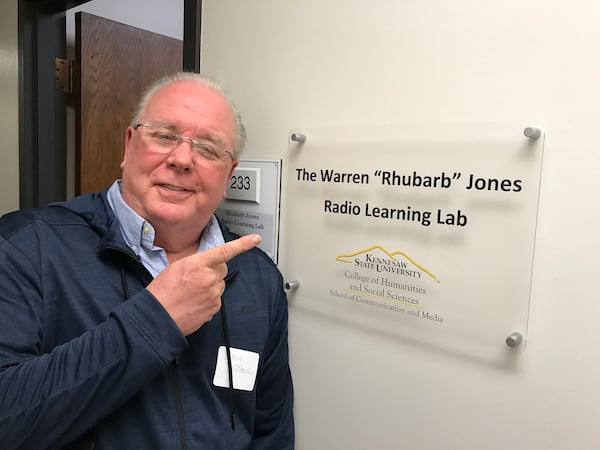  Steve Mitchell, a long-time jock himself at 96rock, Y106 and Eagle 106.7, stopped by to honor his former colleague Rhubarb jones. CREDIT: Rodney Ho/rho@ajc.com