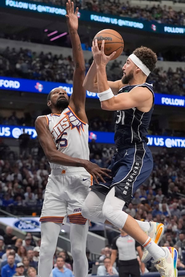 Dallas Mavericks guard Klay Thompson (31) drives against Phoenix Suns forward Kevin Durant (35) during the second half of an NBA basketball game Friday, Nov. 8, 2024, in Dallas. (AP Photo/LM Otero)