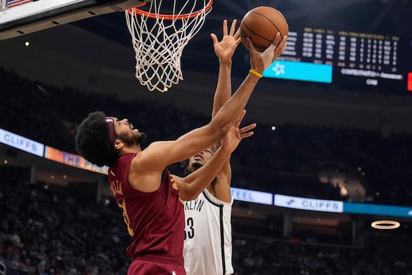 Cleveland Cavaliers center Jarrett Allen (31) shoots in front of Brooklyn Nets center Nic Claxton, right, in the first half of an NBA basketball game Tuesday, March 11, 2025, in Cleveland. (AP Photo/Sue Ogrocki)