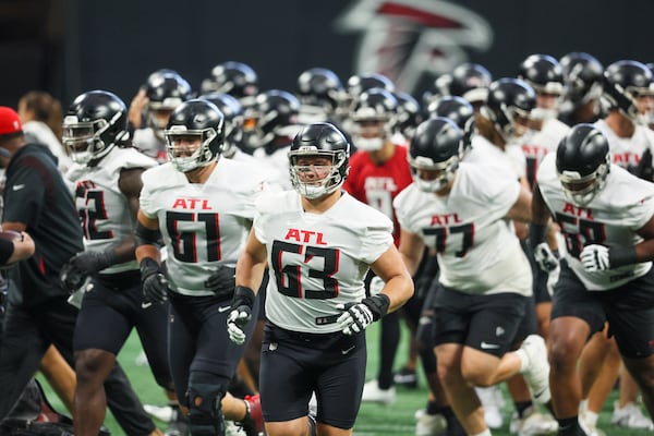 Atlanta Falcons offensive lineman Chris Lindstrom (63) runs with teammates during minicamp at Mercedes-Benz Stadium, Tuesday, June 13, 2023, in Atlanta. (Jason Getz / Jason.Getz@ajc.com)