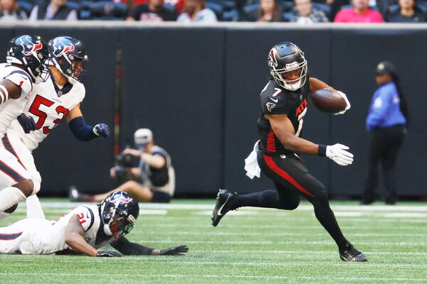 Falcons running back Bijan Robinson (7) leaves behind Texans defenders during the second half on Sunday, October 8, 2023, at Mercedes-Benz Stadium in Atlanta. 
Miguel Martinz/miguel.martinezjimenez@ajc.com