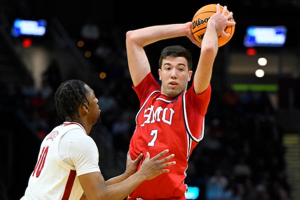 Robert Morris forward Alvaro Folgueiras (7) looks for an outlet as Alabama forward Mouhamed Dioubate (10) defends in the first half in the first round of the NCAA college basketball tournament, Friday, March 21, 2025, in Cleveland. (AP Photo/David Richard)