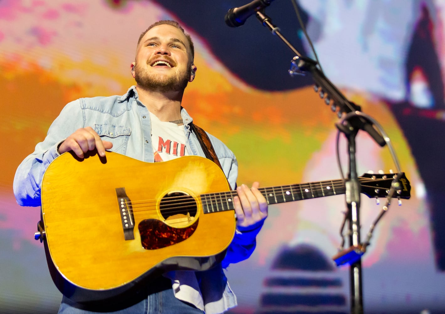 Atlanta, Ga: Zach Bryan played to a sold-out crowd of cowboy hat-clad fans who sang along with every word. Photo taken Saturday August 10, 2024 at Mercedes Benz Sadium. (RYAN FLEISHER FOR THE ATLANTA JOURNAL-CONSTITUTION)