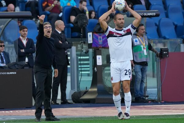 Roma's head coach Ivan Juric gives instructions during the Serie A soccer match between Roma and Bologna at Rome's Olympic Stadium, Sunday, Nov. 10, 2024. (AP Photo/Gregorio Borgia)