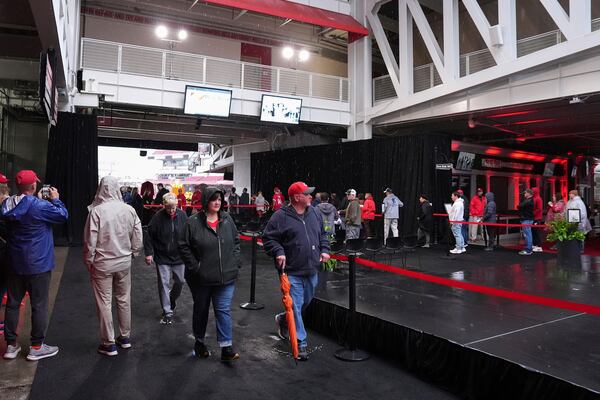 Baseball fans line up to pay their respects to Cincinnati Reds legend Pete Rose during a public visitation, Sunday, Nov. 10, 2024, at Great American Ball Park in Cincinnati. (AP Photo/Kareem Elgazzar)