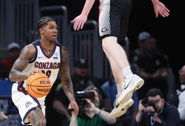 Gonzaga guard Khalif Battle, left, dribbles past Georgia guard Blue Cain, right, during the second half in the first round of the NCAA college basketball tournament, Thursday, March 20, 2025, in Wichita, Kan. (AP Photo/Travis Heying)