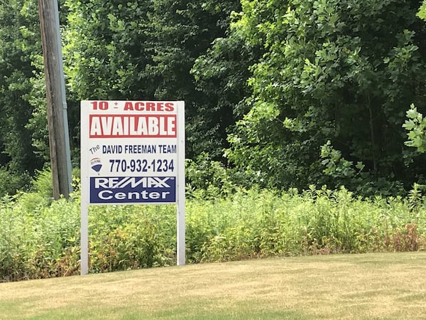 The land near Dacula where developer Mark Gary hoped to build a waste transfer station — bribing then-Commission Shirley Lasseter for her vote — still sits empty a decade later. TYLER ESTEP / TYLER.ESTEP@AJC.COM