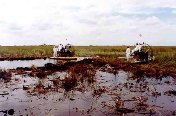 Recovery personnel work at the crash site of ValuJet Flight 592. (Photo: FAA)