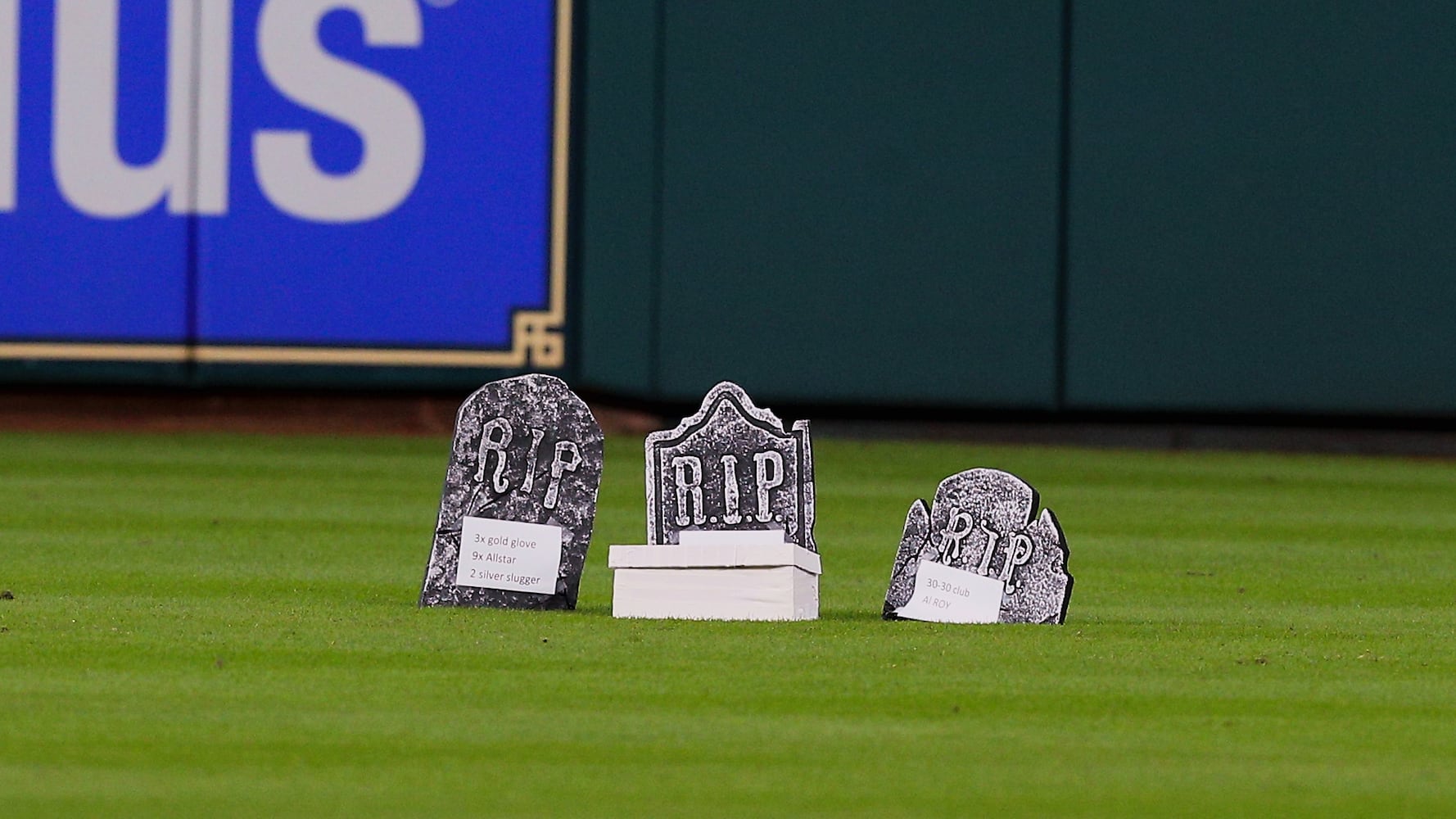 Brian McCann officiates glove funeral