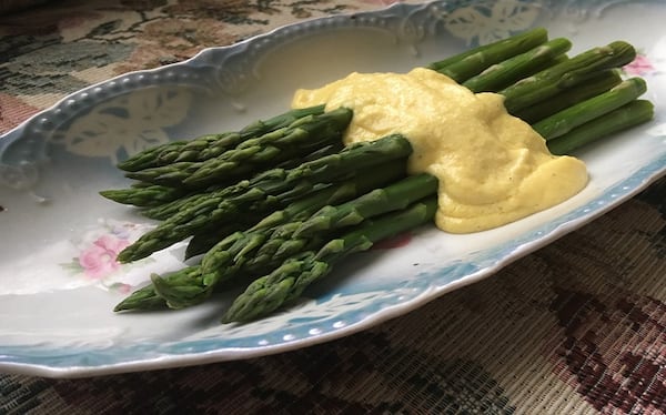 Green asparagus with classic hollandaise sauce. (Karen Kane/PIttsburgh Post-Gazette/TNS)