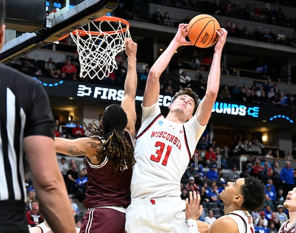 Wisconsin forward Nolan Winter, right, pulls in a rebound over Montana guard Joe Pridgen during the first half in the first round of the NCAA college basketball tournament Thursday, March 20, 2025, in Denver. (AP Photo/John Leyba)