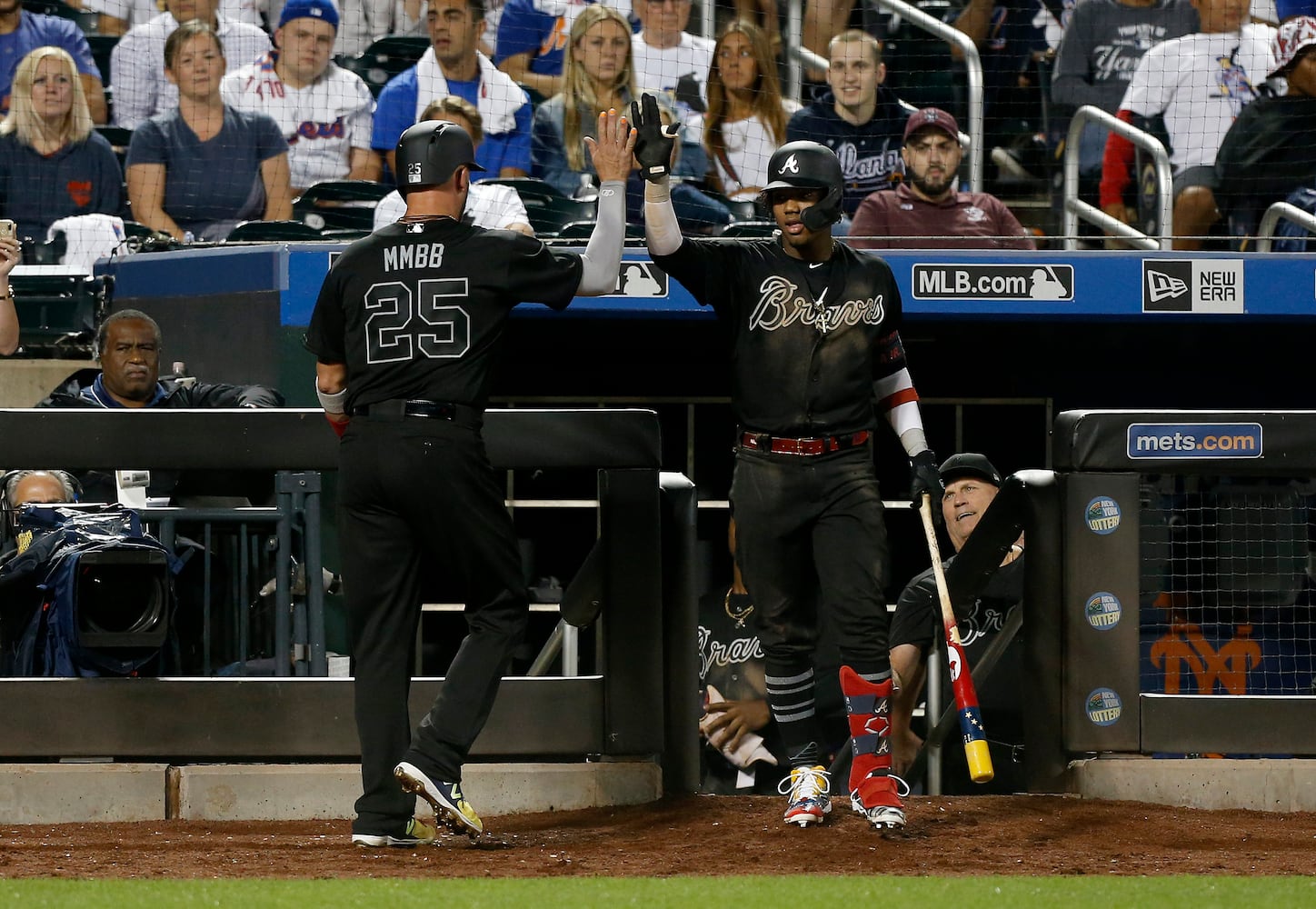 Photos: Braves have winning look in black