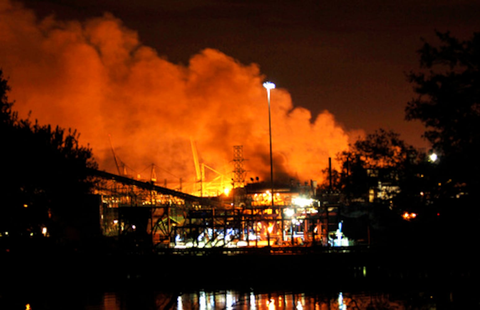 Explosion rocks sugar refinery plant near Savannah