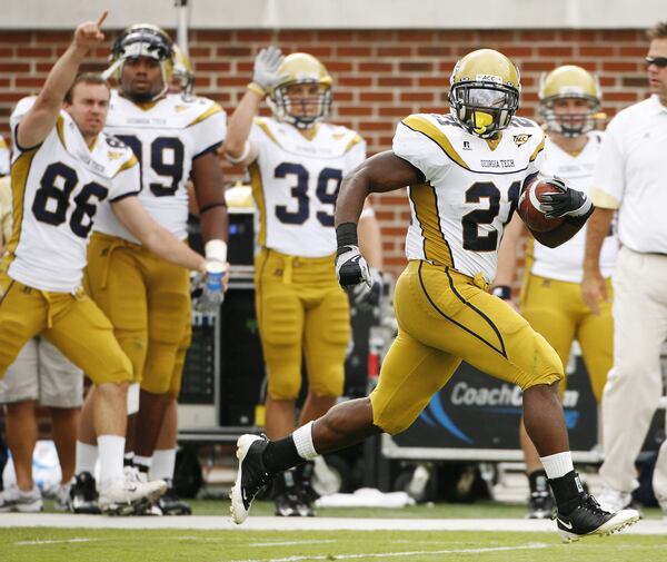 Georgia Tech B-back Jonathan Dwyer made one of the plays of the game, taking a screen pass and going 79 yards for a touchdown in the second quarter. Said quarterback Calvin Booker after the game, “It was supposed to be a screen pass to the right. But there was so much traffic, I just tried to buy a little time. Jonathan followed my eyes and I was able to give him the football in space.” (AJC file photo: Bob Andres)