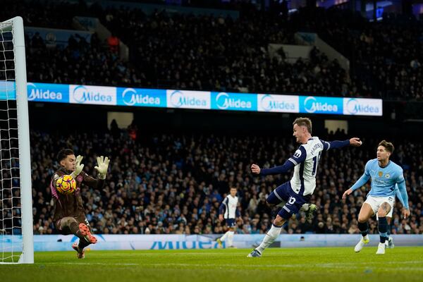 Tottenham's James Maddison, 2nd from right, scores the opening goal during the English Premier League soccer match between Manchester City and Tottenham at the Etihad Stadium in Manchester, England, Sunday, Nov. 24, 2024. (AP Photo/Dave Thompson)