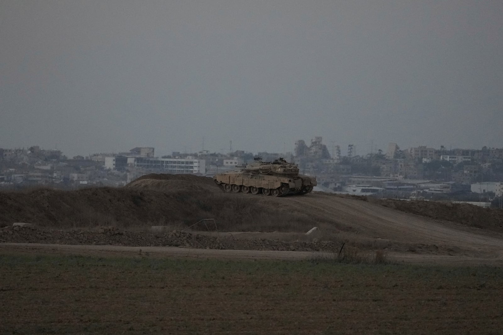 An Israeli tank overlooks the Gaza Strip, as seen from southern Israel, Wednesday, Sept. 11, 2024. (AP Photo/Tsafrir Abayov)