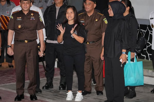 Filipino death row inmate Mary Jane Veloso, center, speaks to the media as she leaves Pondok Bambu Prison for Soekarno-Hatta International Airport in preparation for her repatriation to the Philippines, in Jakarta, Indonesia, Tuesday, Dec. 17, 2024. (AP Photo/Achmad Ibrahim)