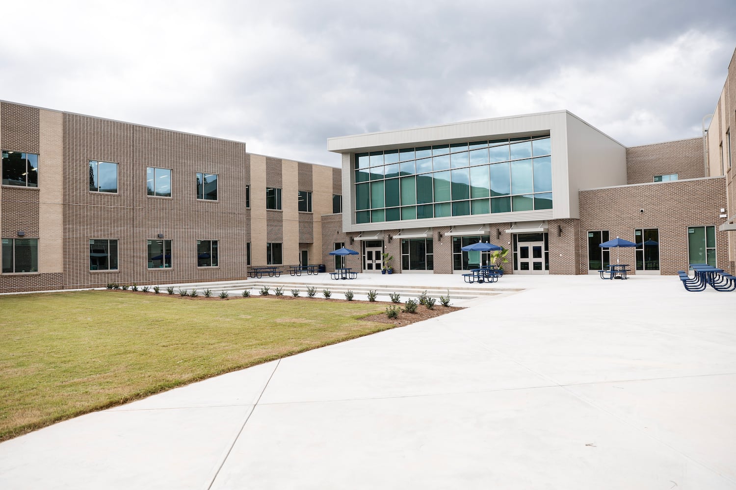 Views of courtyard at Eastvalley Elementary School in Marietta shown on Monday, Oct. 16, 2023. (Natrice Miller/ Natrice.miller@ajc.com)