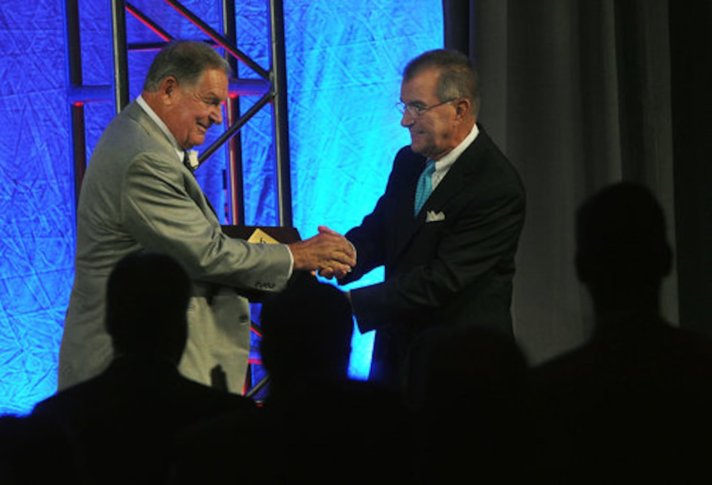 Braves honor former manager Bobby Cox