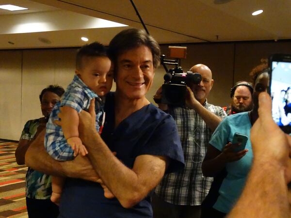 Dr. Oz with 11-month-old Donovan Dickey at his health clinic Sept. 13, 2014 at the Atlanta Hilton. CREDIT: Rodney Ho/rho@ajc.com