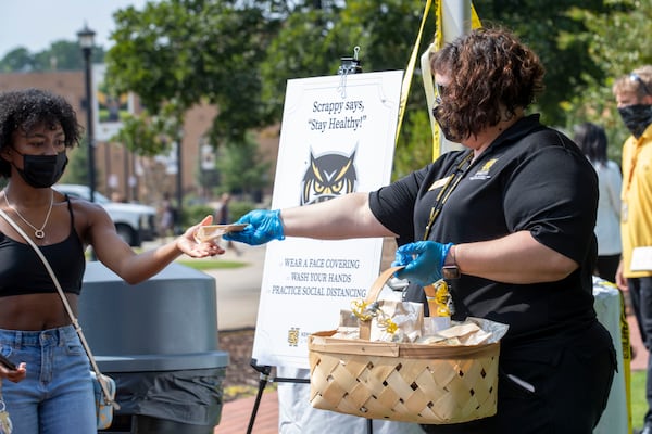 08/17/2020 - Kennesaw, Georgia - Kennesaw State University students are given first day of school cookies during the first day of classes at Kennesaw State University's main campus in Kennesaw, Monday, August 17, 2020. (ALYSSA POINTER / ALYSSA.POINTER@AJC.COM)