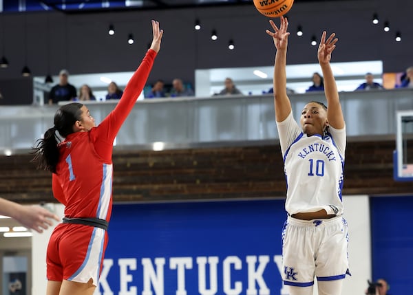 Kentucky's Dazia Lawrence (10) shoots over Liberty's Avery Mills (1) in the first round of the NCAA college basketball tournament in Lexington, Ky., Friday, March 21, 2025. (AP Photo/James Crisp)