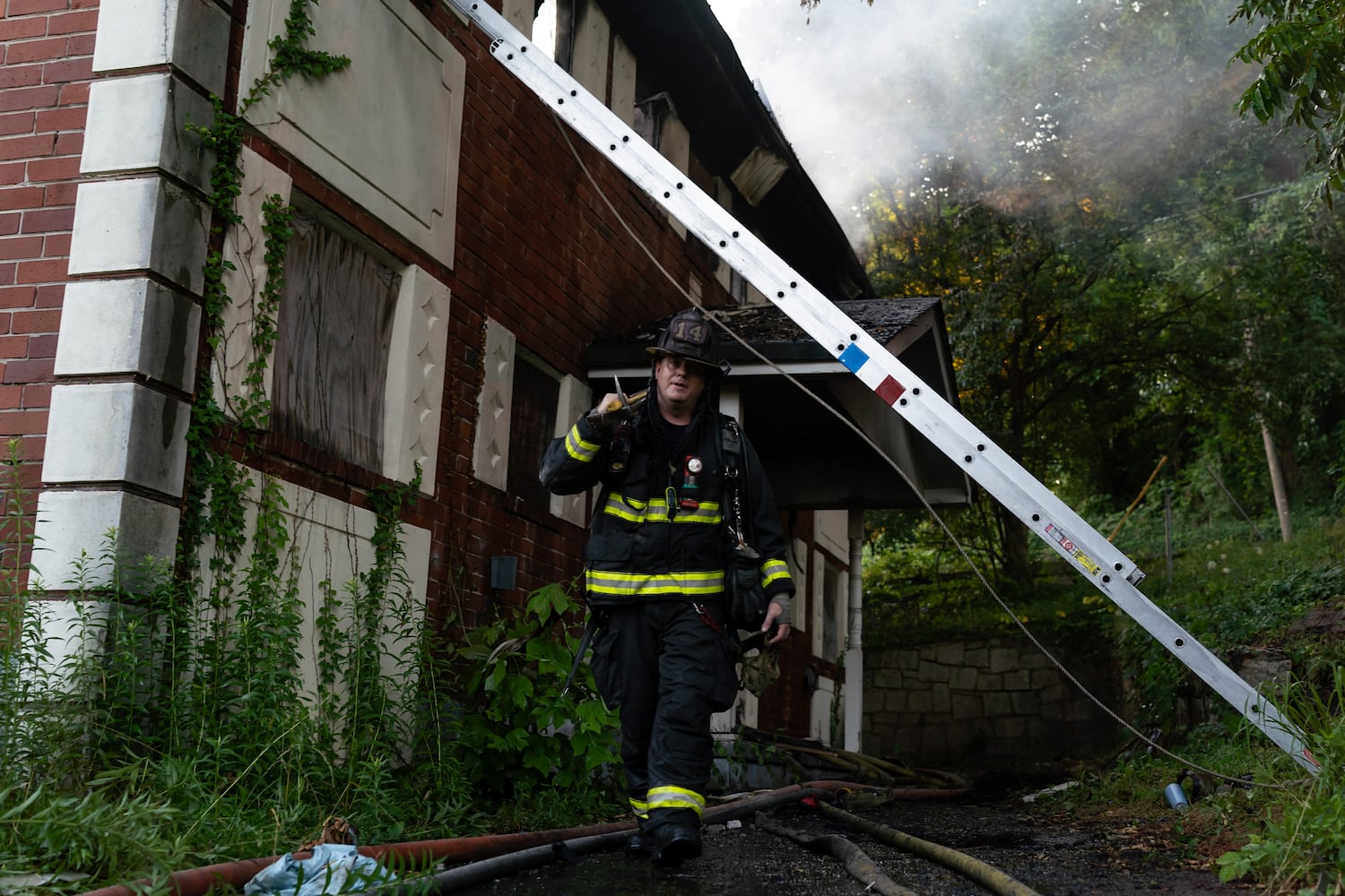 A large fire broke out in a vacant apartment building along Neal Place in northwest Atlanta on Monday morning.