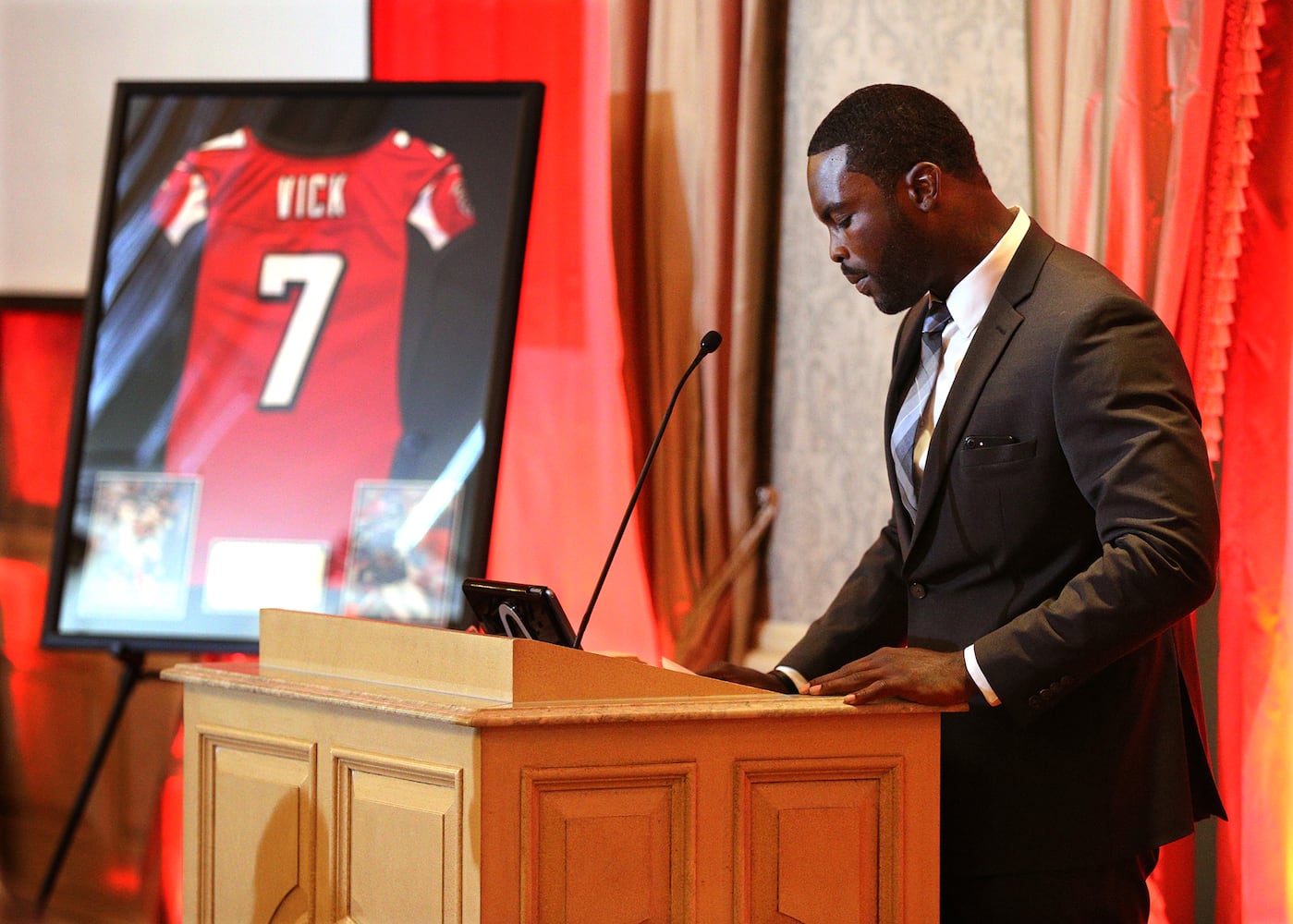 Photos: Falcons honor retirements of Michael Vick, Roddy White