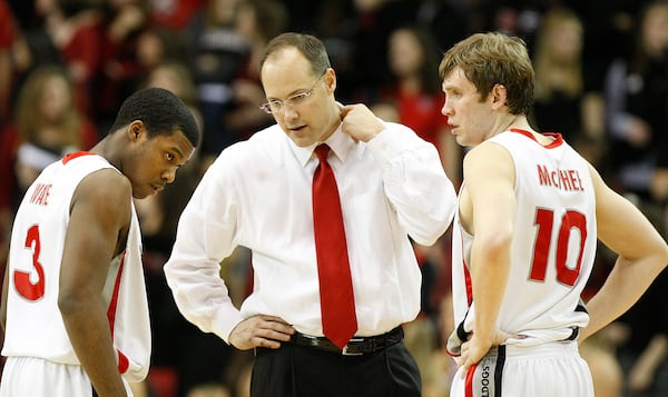 100303 Athens - Mark Fox, the 21st head basketball coach of the Bulldogs, confers with guards # 10 Ricky McPhee, right, and #3 Dustin Ware during 2nd half action against Kentucky at Stegeman Coliseum in Athens, Wednesday, March 3, 2010.  Curtis Compton ccompton@ajc.com