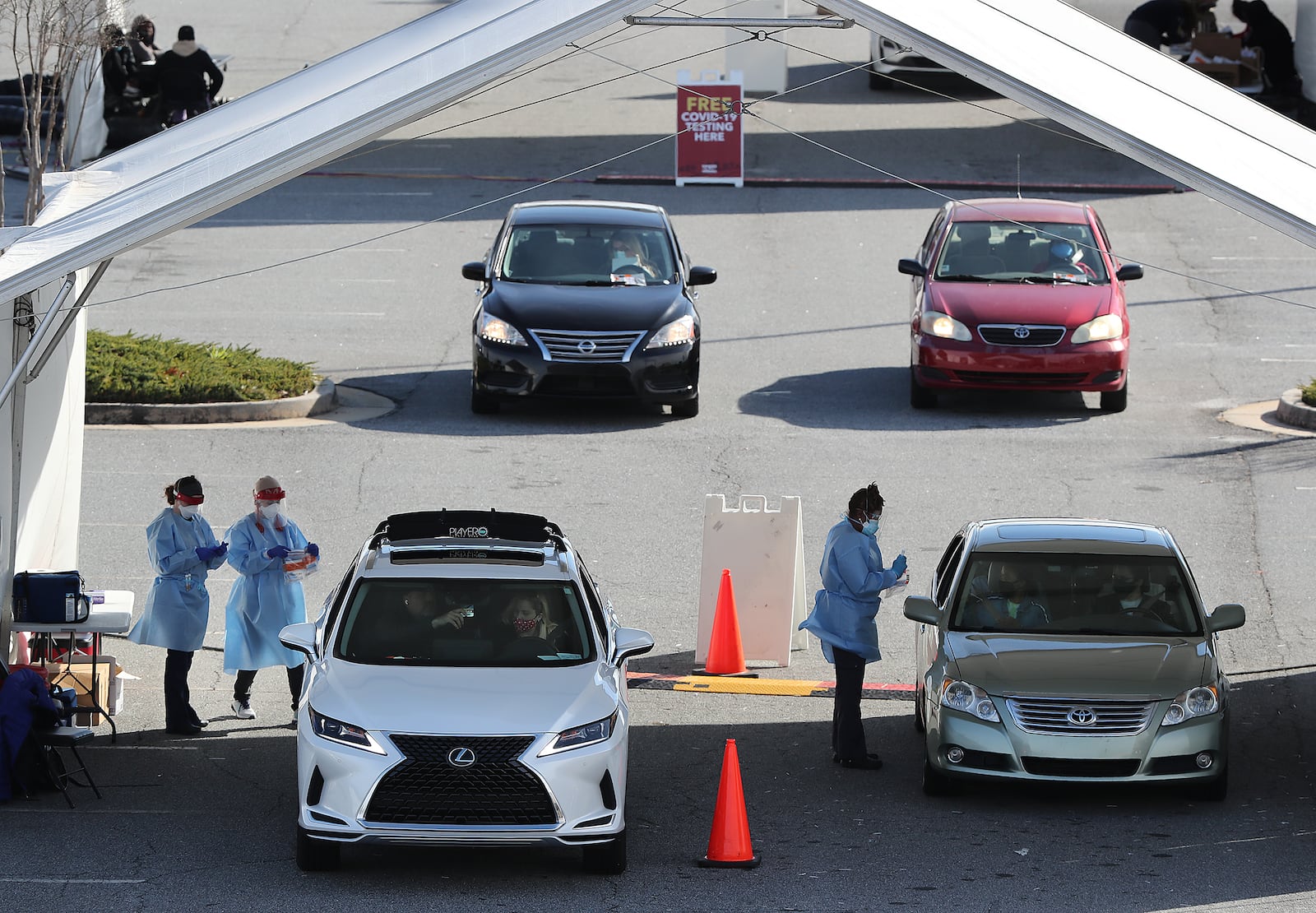 122320 Doraville: Motorists line up at a free drive through COVID-19 DeKalb Board of Health testing site located by the Brandsmart USA while coronavirus testing surges as Christmas nears on Wednesday, Dec. 23, 2020, in Doraville.  “Curtis Compton / Curtis.Compton@ajc.com”