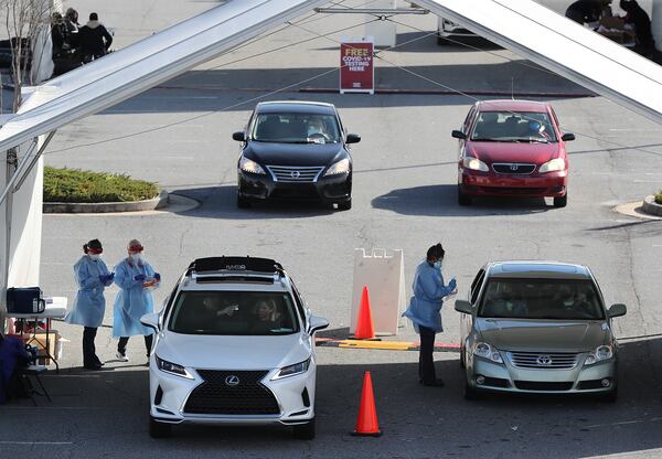 122320 Doraville: Motorists line up at a free drive through COVID-19 DeKalb Board of Health testing site located by the Brandsmart USA while coronavirus testing surges as Christmas nears on Wednesday, Dec. 23, 2020, in Doraville.  “Curtis Compton / Curtis.Compton@ajc.com”