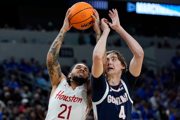 Houston guard Emanuel Sharp (21) tries to shoot around Gonzaga guard Dusty Stromer (4) during the second half of the second round of the NCAA college basketball tournament, Saturday, March 22, 2025, in Wichita, Kan. (AP Photo/Charlie Riedel)