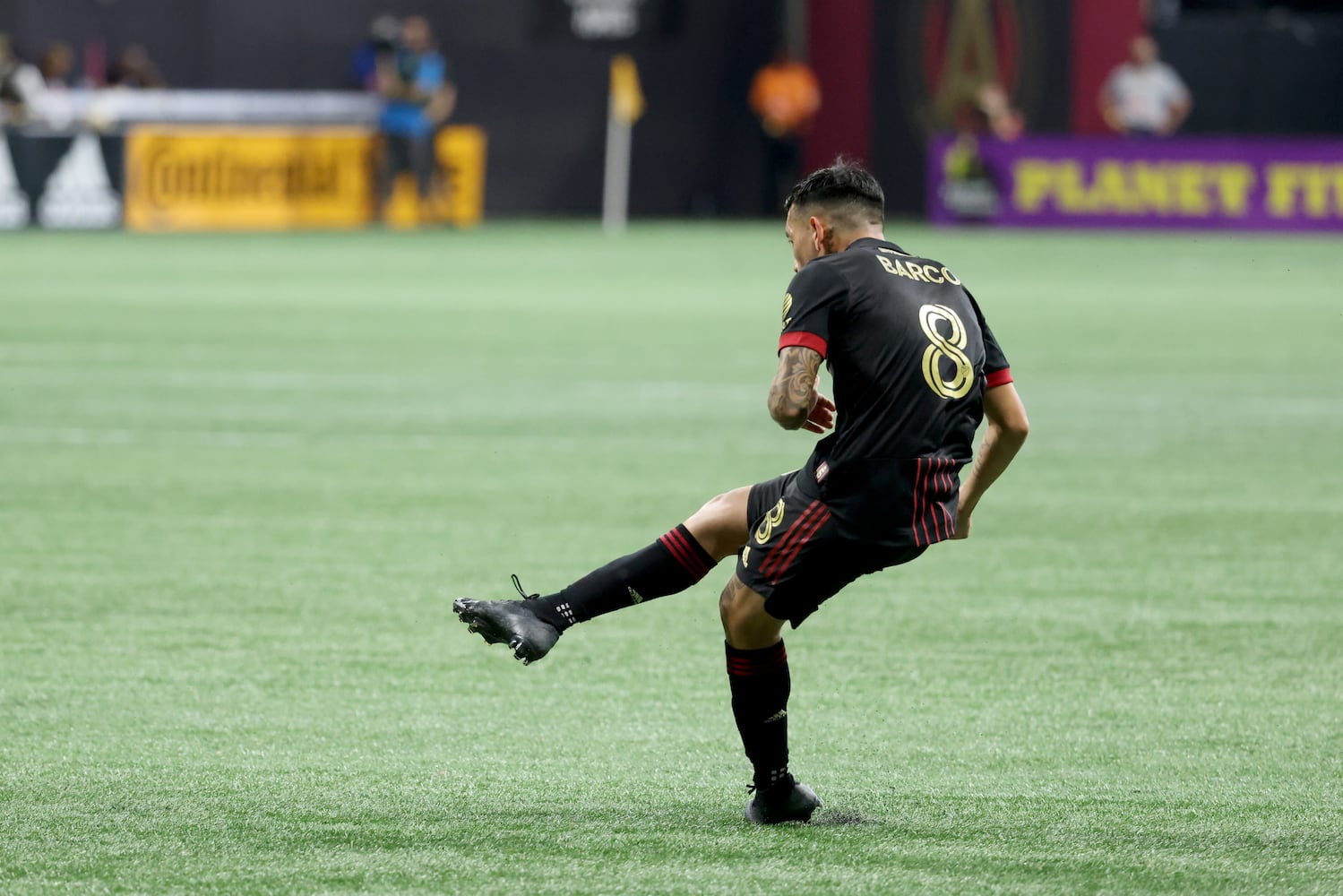 Atlanta United midfielder Ezequiel Barco (8) scores a goal off of a free kick during the first half against D.C. United at Mercedes-Benz Stadium Saturday, September 18, 2021 in Atlanta, Ga.. JASON GETZ FOR THE ATLANTA JOURNAL-CONSTITUTION