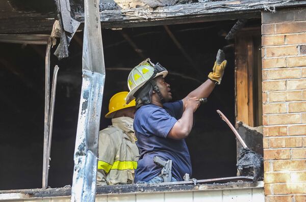 Officials investigated an apartment fire that left one person dead Tuesday in East Point. JOHN SPINK / JSPINK@AJC.COM