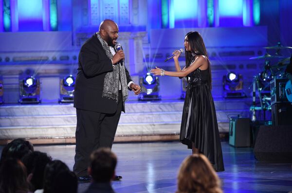 AMERICAN IDOL: Season 2 winner Ruben Studdard with contestant Stephany Negrete in the Showcase #1: 1st 12 Performances episode of AMERICAN IDOL airing Wednesday, Feb. 10 (8:00-9:01 PM ET/PT) on FOX. Cr: Michael Becker / FOX. © 2016 FOX Broadcasting Co.