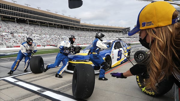 His crew races to change tires as Chase Elliott makes a pit stop during the Atlanta Motor Speedway Folds of Honor Quick Trip 500 on Sunday, March 21, 2021, in Hampton. (Curtis Compton / Curtis.Compton@ajc.com)