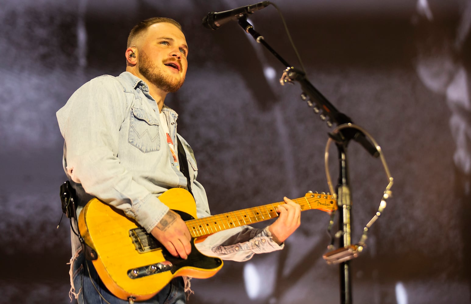 Atlanta, Ga: Zach Bryan played to a sold-out crowd of cowboy hat-clad fans who sang along with every word. Photo taken Saturday August 10, 2024 at Mercedes Benz Stadium. (RYAN FLEISHER FOR THE ATLANTA JOURNAL-CONSTITUTION)