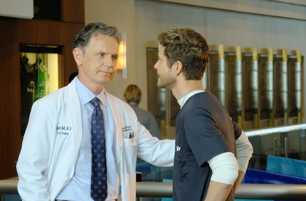  THE RESIDENT: L-R: Bruce Greenwood and Matt Czuchry in the "Independence Day" time period premiere episode of THE RESIDENT airing Monday, Jan. 22 (9:00-10:00 PM ET/PT) on FOX ©2017 Fox Broadcasting Co. Cr: Guy D'Alema/FOX