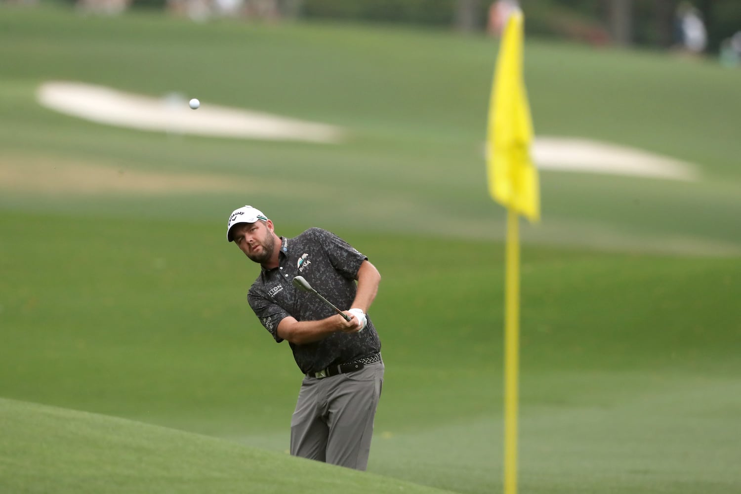 April 10, 2021, Augusta: Marc Leishman chips toward the eighth green during the third round of the Masters at Augusta National Golf Club on Saturday, April 10, 2021, in Augusta. Curtis Compton/ccompton@ajc.com