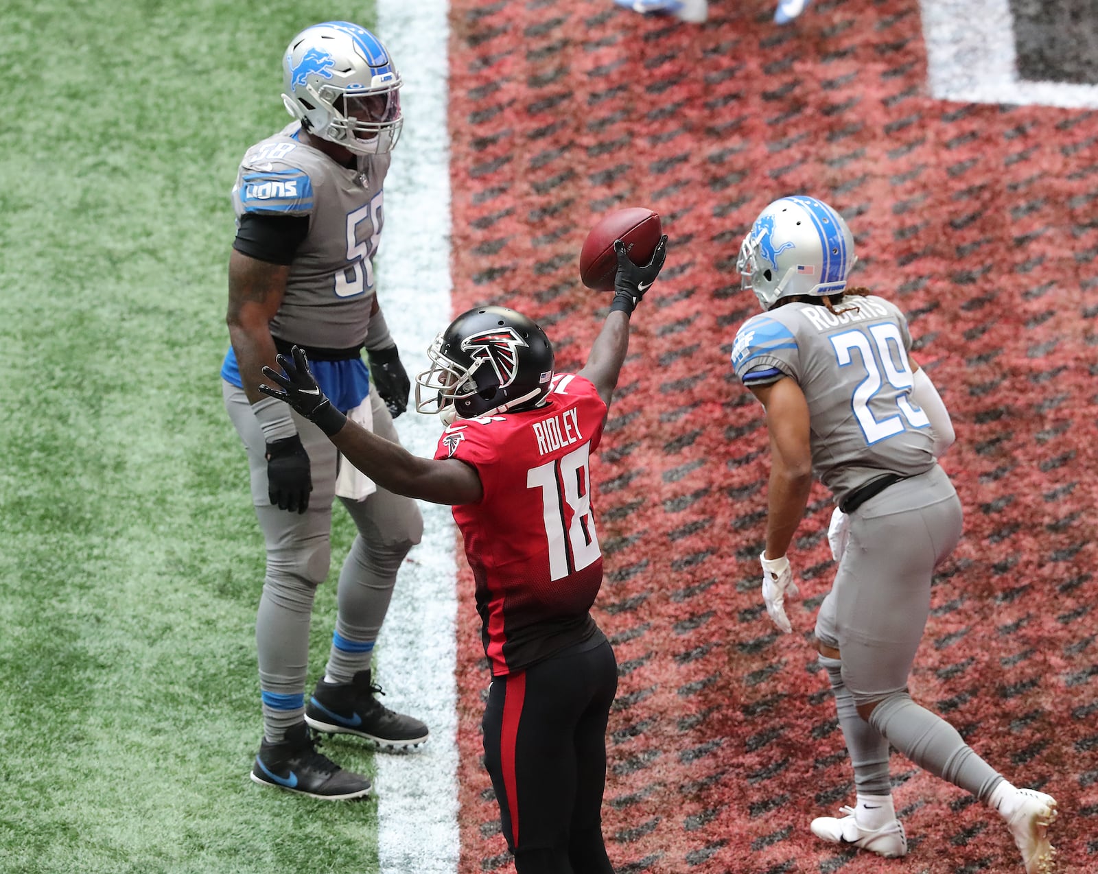 102520 Atlanta: Atlanta Falcons wide receiver Calvin Ridley reacts to catching the pass for the 2-point conversion and a 22-16 lead over the Detroit Lions during the fourth quarter Sunday, Oct. 25, 2020, at Mercedes-Benz Stadium in Atlanta. (Curtis Compton / Curtis.Compton@ajc.com)